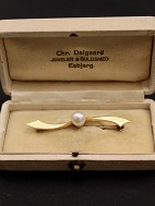 14 carat gold brooch  with genuine pearl