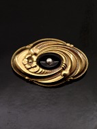 Gilded brooch  with onyx and pearl