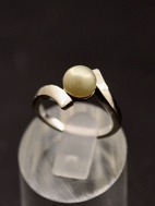 14 carat white gold ring