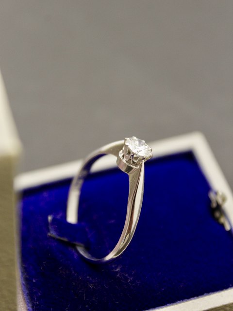 18 karat hvid guld ring med 0.4 ct diamant solgt