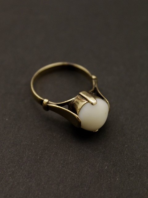 8 karat gold ring  with ivory