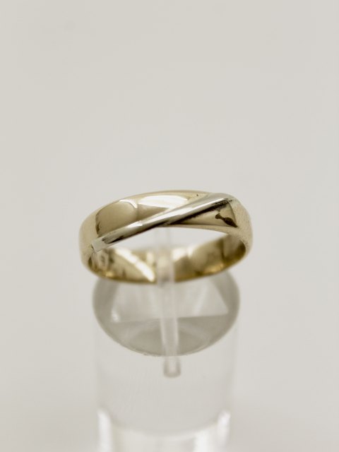 14 carat gold ring size 60 with line of white gold