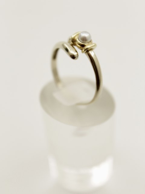 18 carat gold ring size 58 with pearl