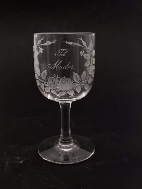 Glas 15,5 cm. med devise "Til Moder"