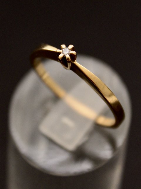 14 karat guld ring størrelse 60-61 med lille diamant