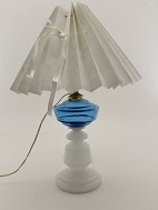 Opalini olie lampe med blå beholde forandret til el. 19. årh. <BR>

