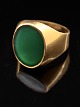18 carat gold ring size 64 weight 9 grams with jade