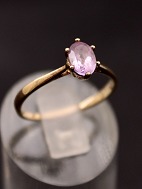 8 karat guld ring  med pink sten