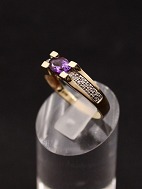 14 karat guldring med ametyst og adskillige sm diamanter