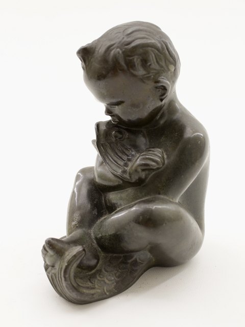 Bronze figur dreng med fisk