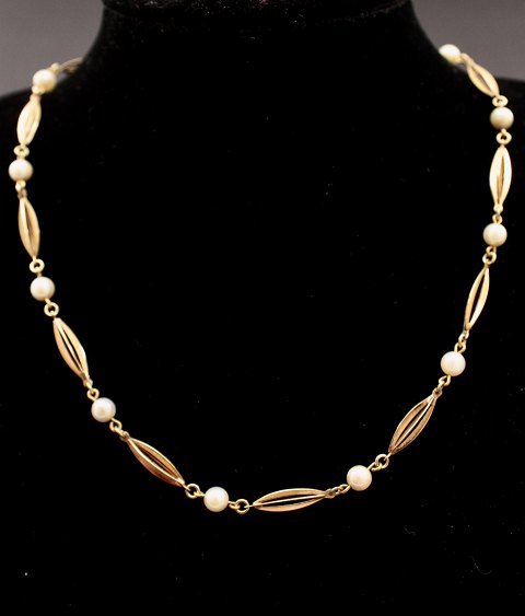8 karat guld halskæde 40 cm. med ferskvands perler