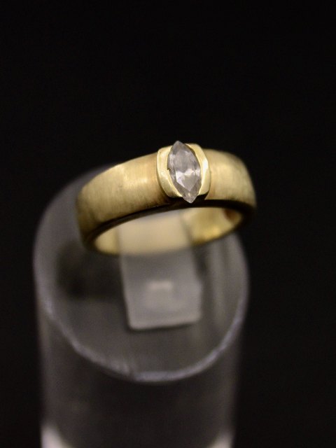 9 karat guld ring  med klar sten