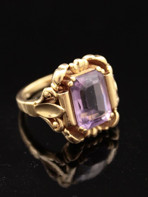 Georg Jensen 18 karat guld ring    # 261 prydet med violet safir