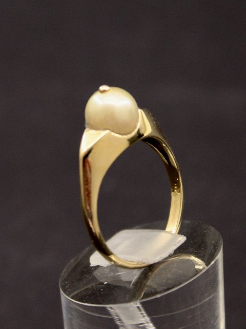 14 carat gold ring  with genuine pearl