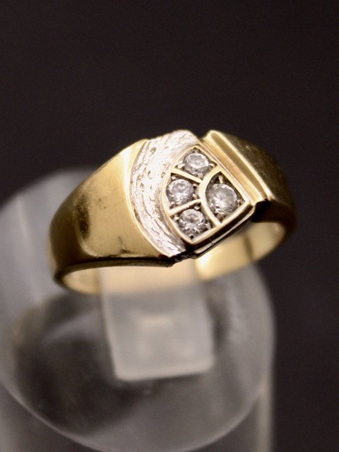 8 carat gold ring  with clear stones