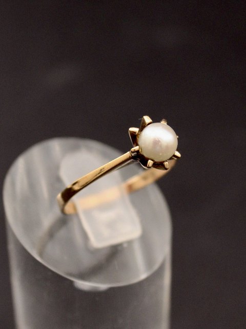 8 carat gold ring with genuine pearl