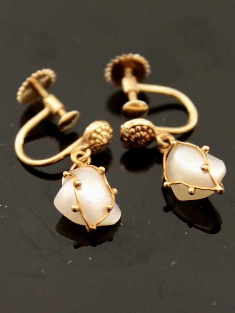 14 carat gold ear rings with mother of pearl