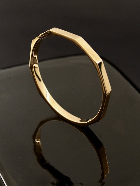 14 carat gold bangle