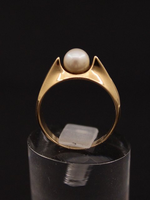 14 carat gold ring with genuine pearl