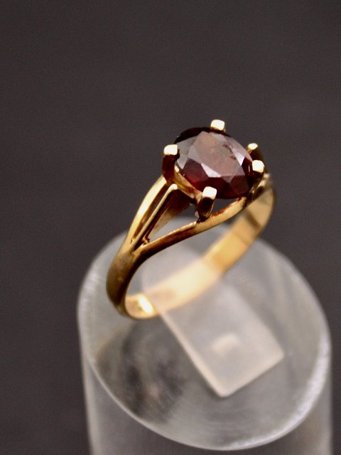 14 carat gold ring  with spinel