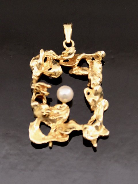 14 carat gold modern pendant with genuine pearl