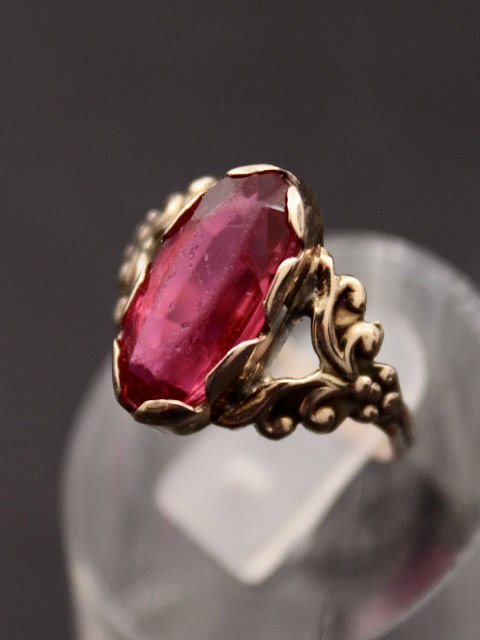 8 carat gold ring with beautiful red stone