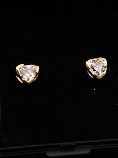 8 carat gold ear studs