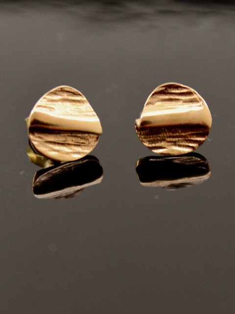 8 carat gold ear studs