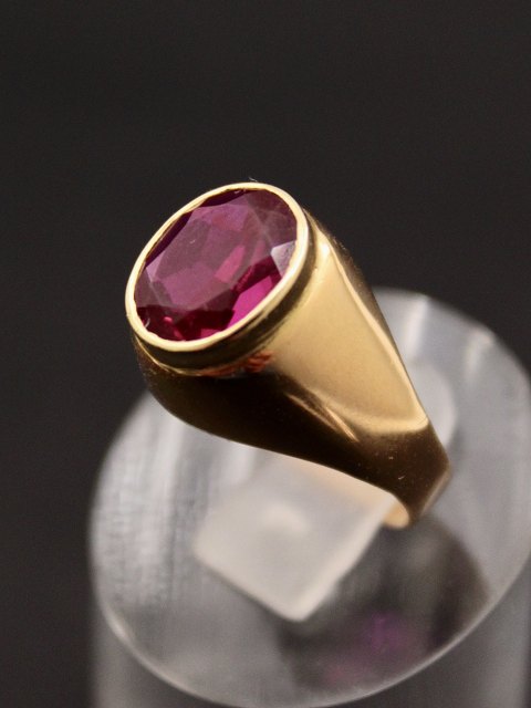 18 carat gold ring with amethyst