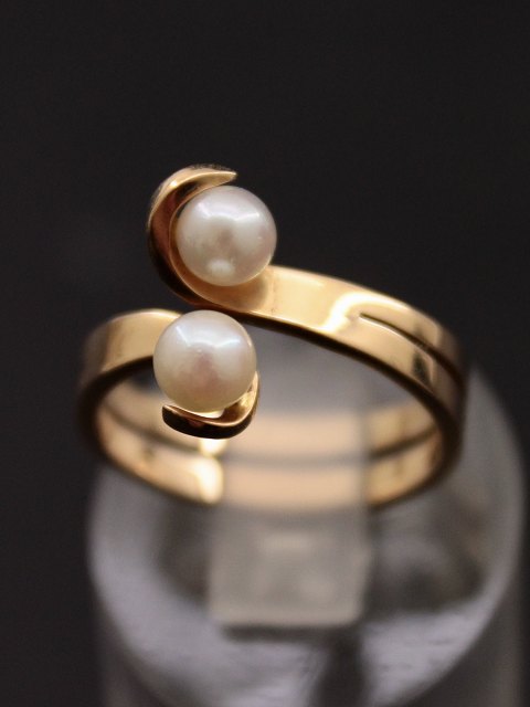 14 carat gold ring with 2 genuine  pearls