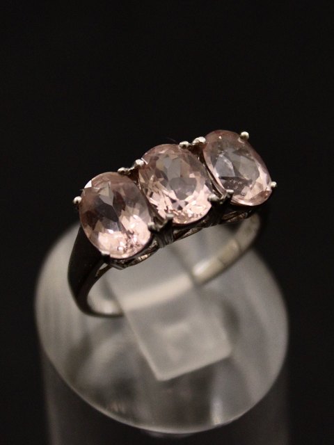 9 karat hvidguld ring med 3 let pink stene